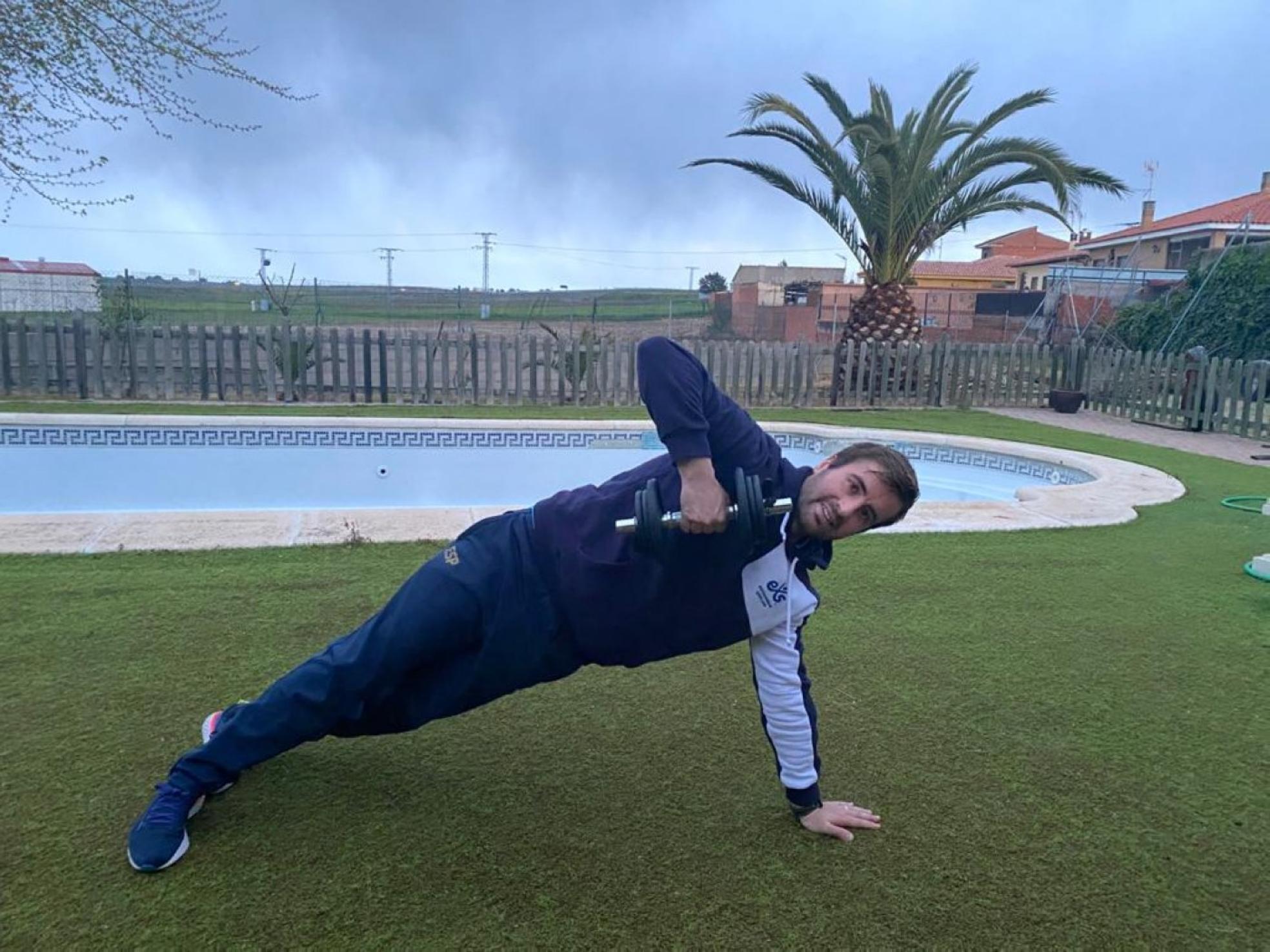 q'Yiyo' Fernández realiza ejercicios en el jardín de su domicilio de Alcalá.