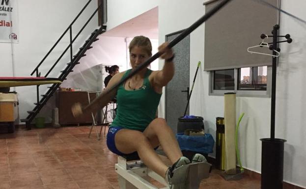 Estefanía Fernández entrenando en casa.