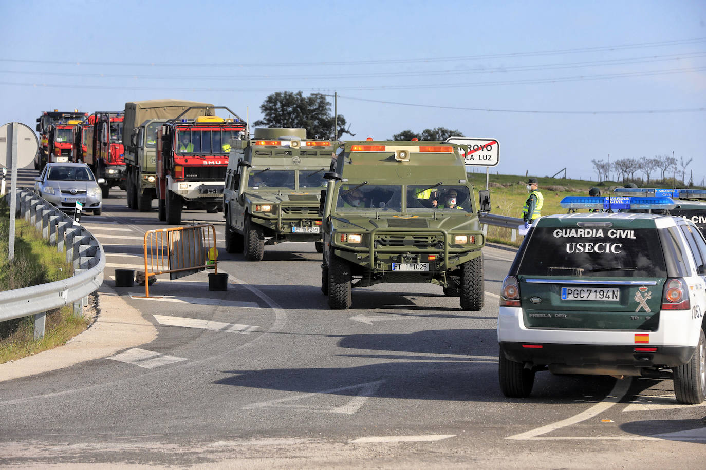 Fotos: LA UME se despliega por Arroyo de la Luz para desinfectar calles y mobiliario
