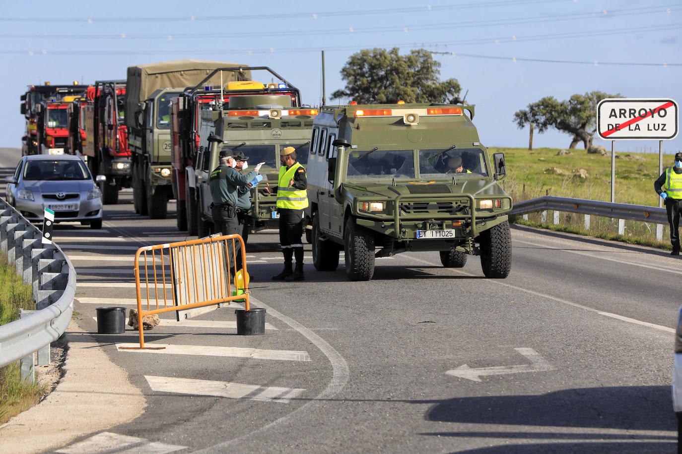 Fotos: LA UME se despliega por Arroyo de la Luz para desinfectar calles y mobiliario