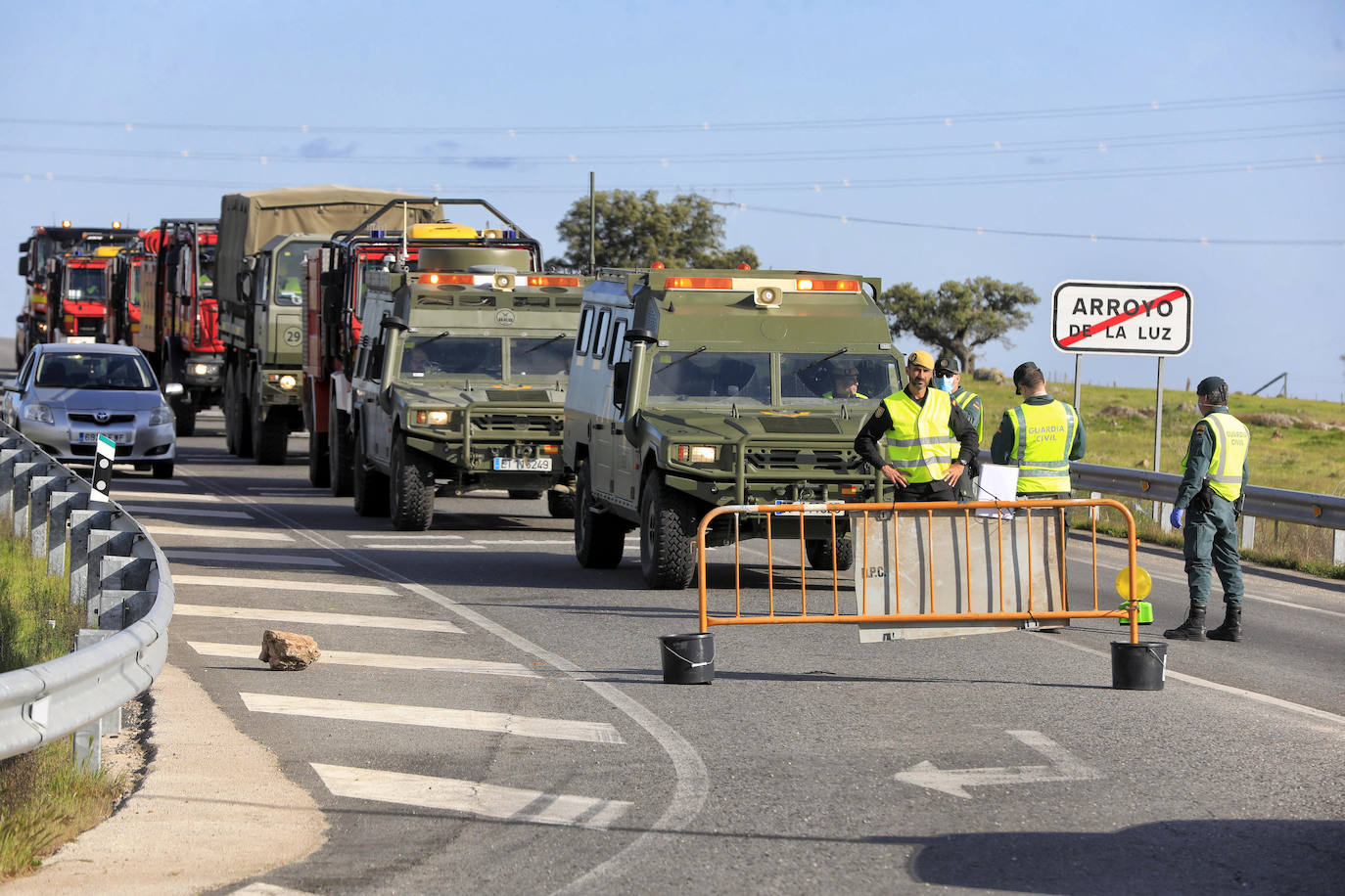 Fotos: LA UME se despliega por Arroyo de la Luz para desinfectar calles y mobiliario