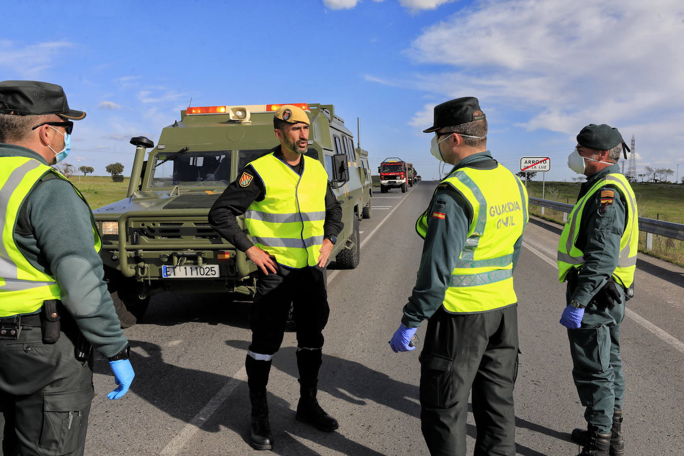 Fotos: LA UME se despliega por Arroyo de la Luz para desinfectar calles y mobiliario
