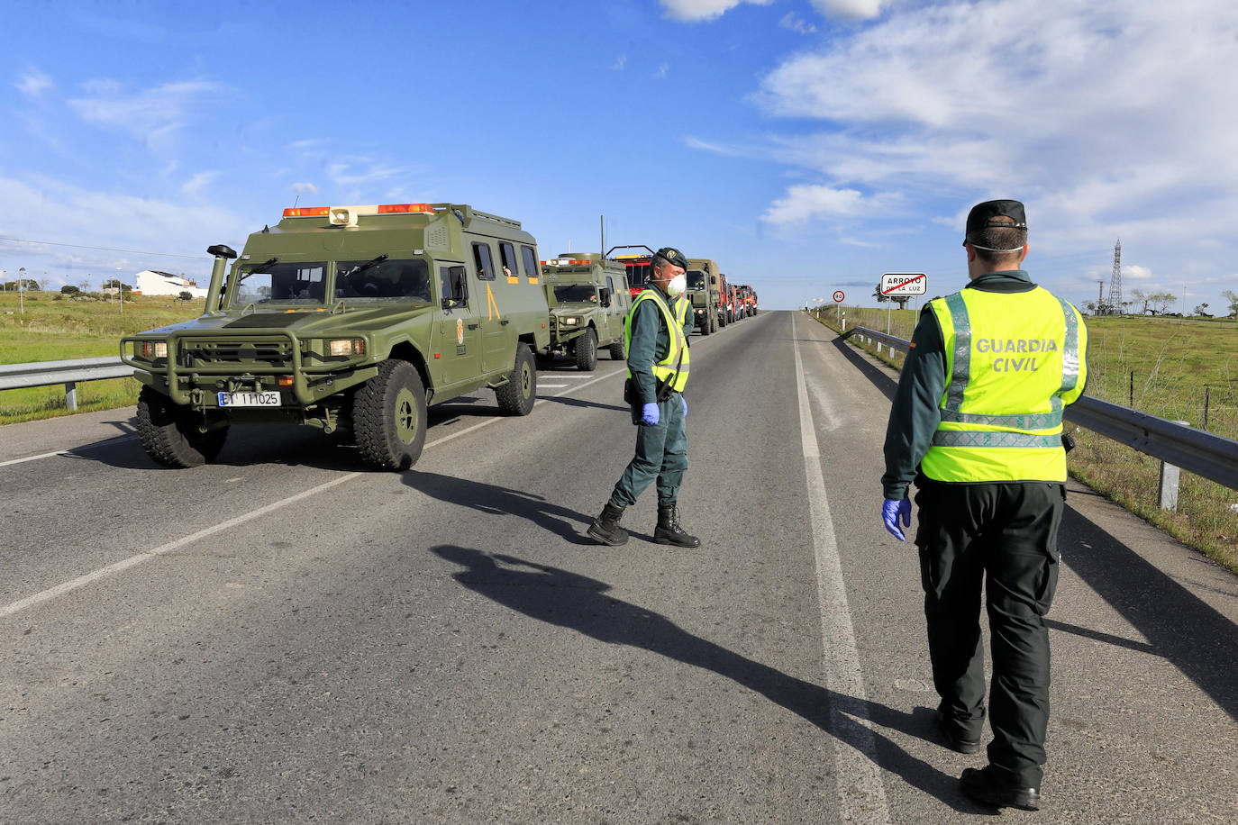 Fotos: LA UME se despliega por Arroyo de la Luz para desinfectar calles y mobiliario