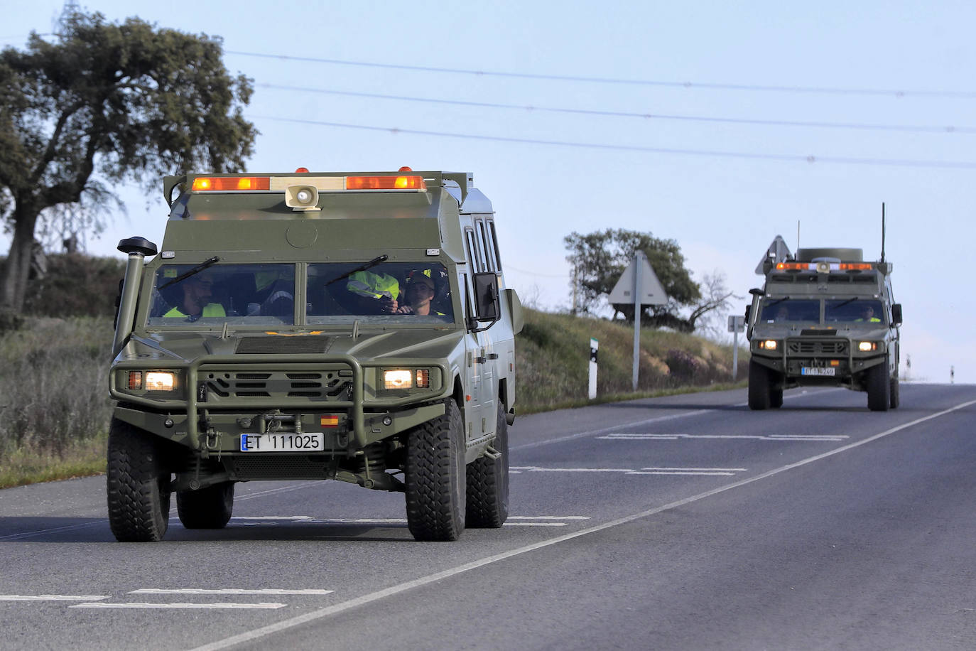 Fotos: LA UME se despliega por Arroyo de la Luz para desinfectar calles y mobiliario