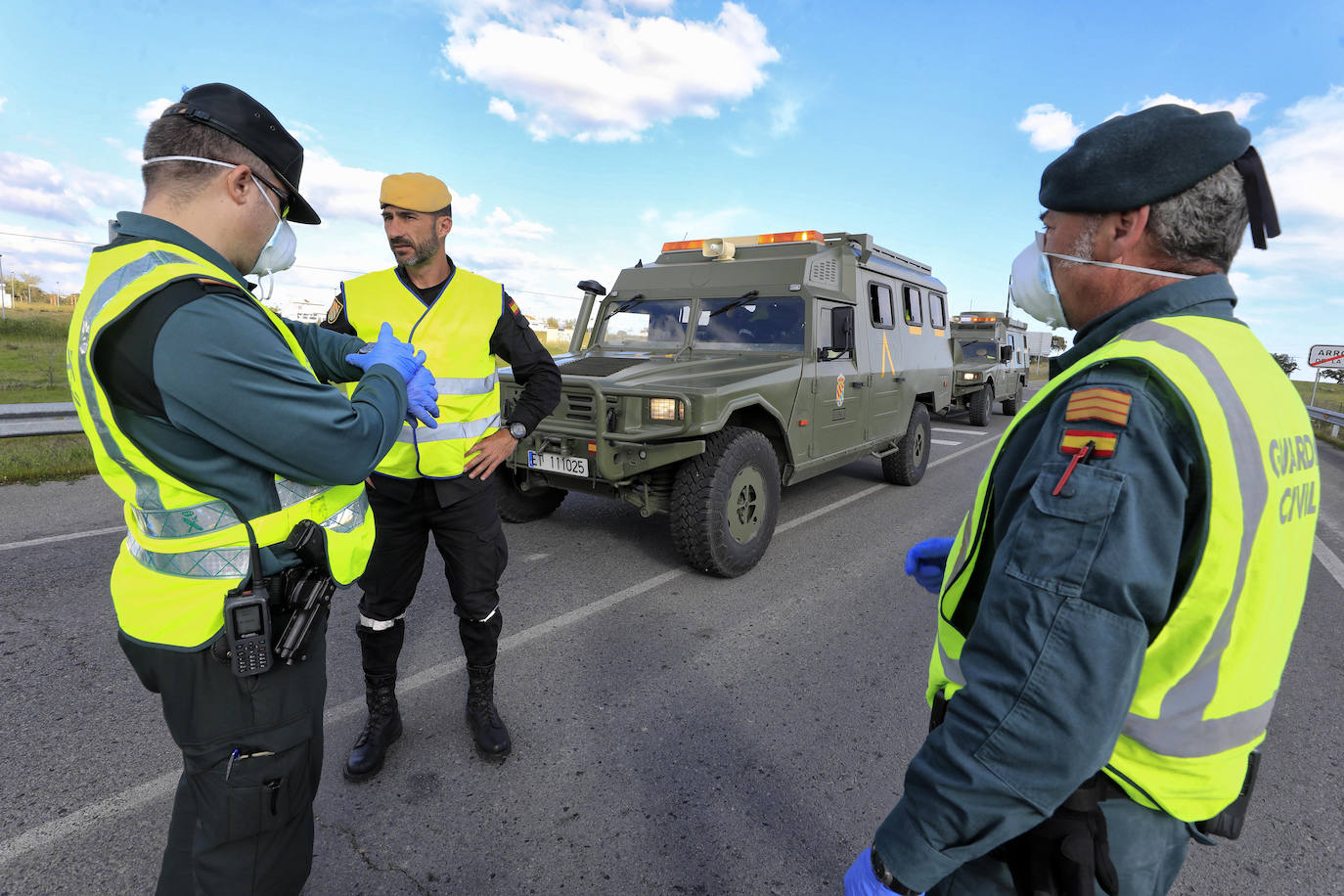 Fotos: LA UME se despliega por Arroyo de la Luz para desinfectar calles y mobiliario