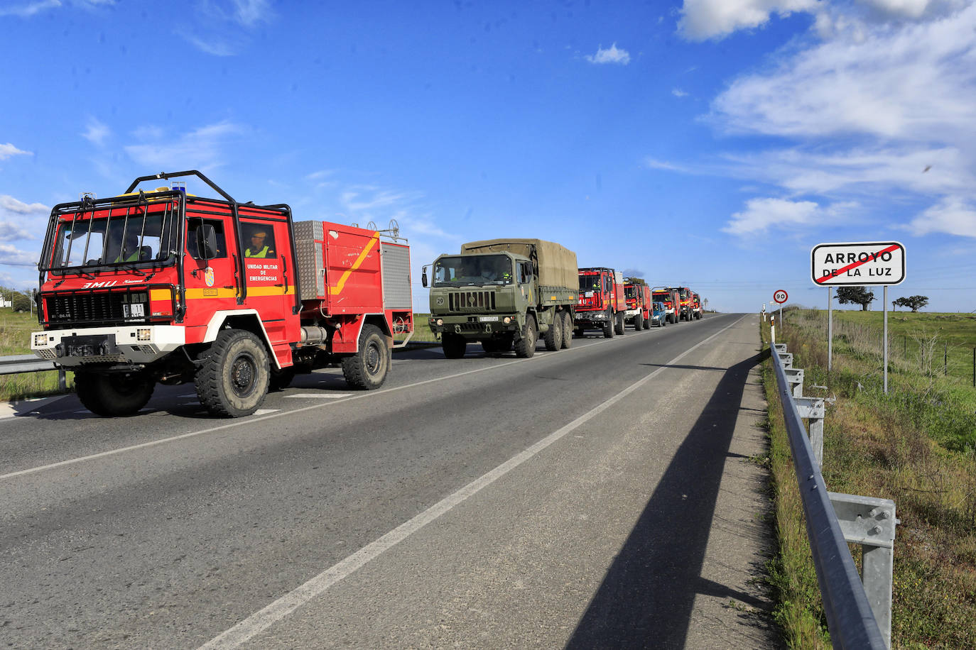 Fotos: LA UME se despliega por Arroyo de la Luz para desinfectar calles y mobiliario