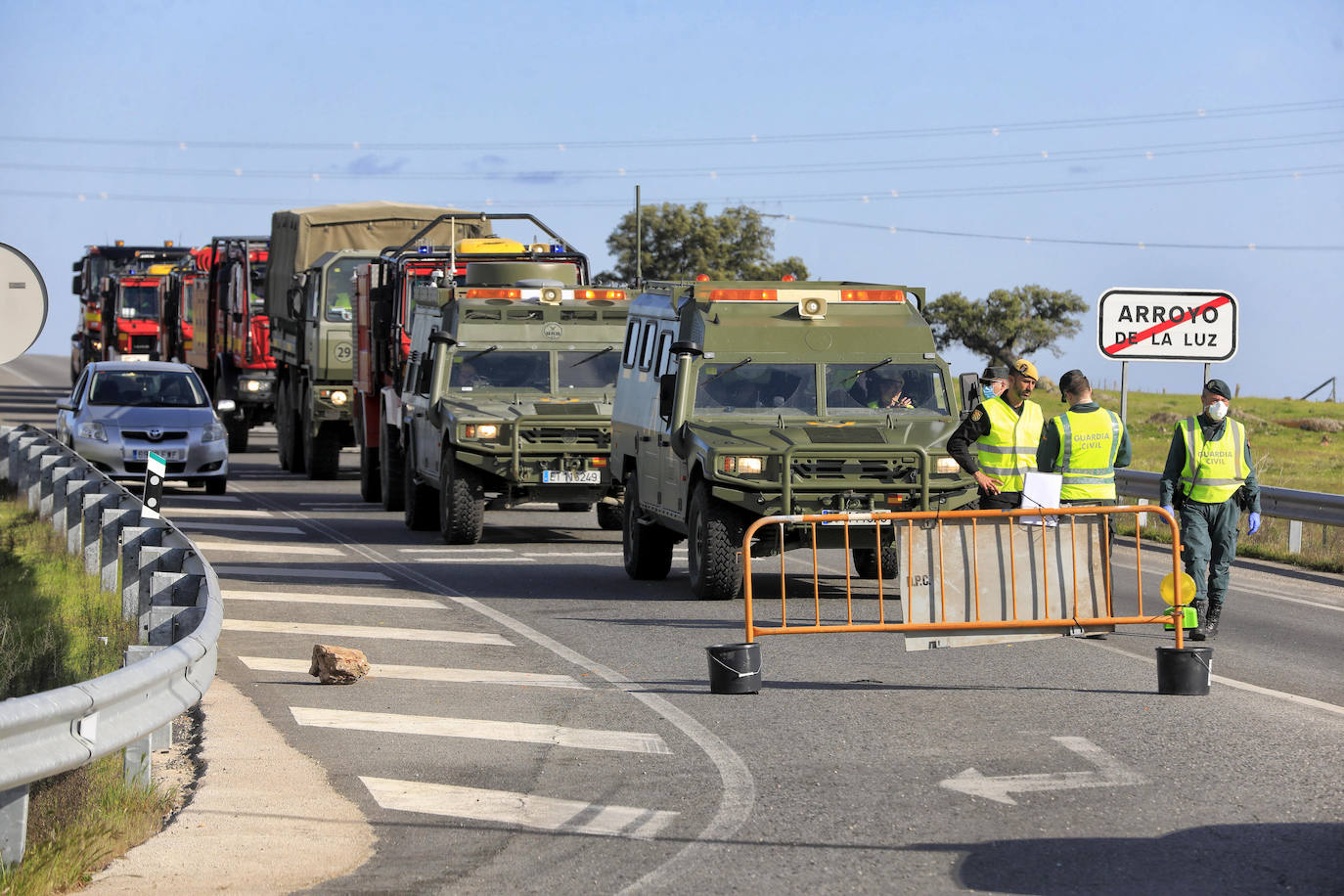Fotos: LA UME se despliega por Arroyo de la Luz para desinfectar calles y mobiliario