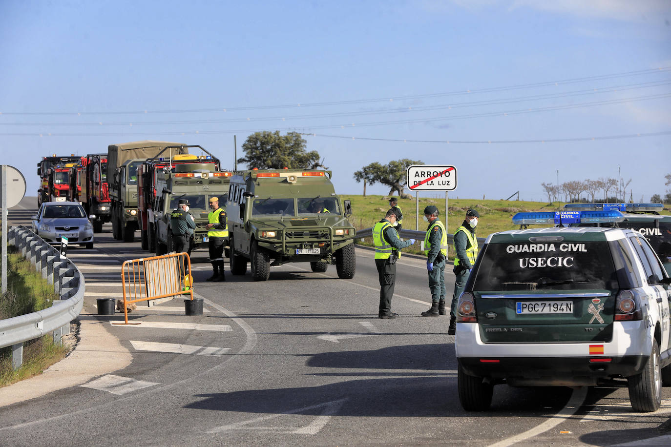 Fotos: LA UME se despliega por Arroyo de la Luz para desinfectar calles y mobiliario