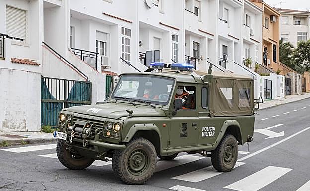 Un todo terreno de la Policía Militar patrullando en Plasencia. 