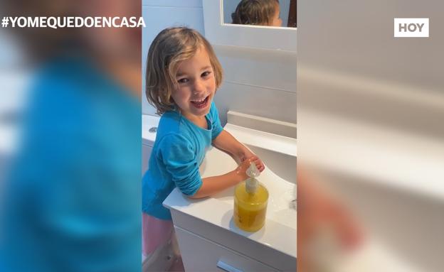 Una profesora de Almendralejo que teletrabaja con tres niños en casa