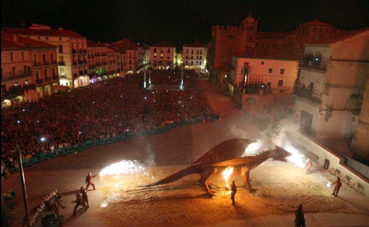 La Plaza Mayor de Cáceres, abarrotada durante la quema del dragón. 