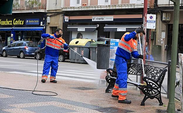 Personal de limpieza desinfectando en Antonio Hurtado.