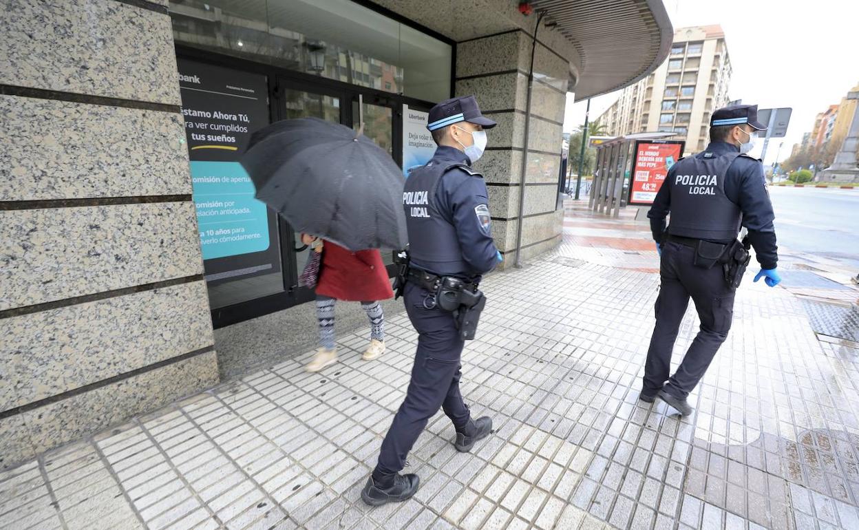 Policías locales controlando la presencia de gente en la calle por la zona de la plaza de América.