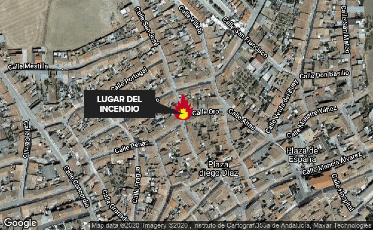 El incendio de un vehículo por la noche provoca daños en una vivienda en Cabeza del Buey