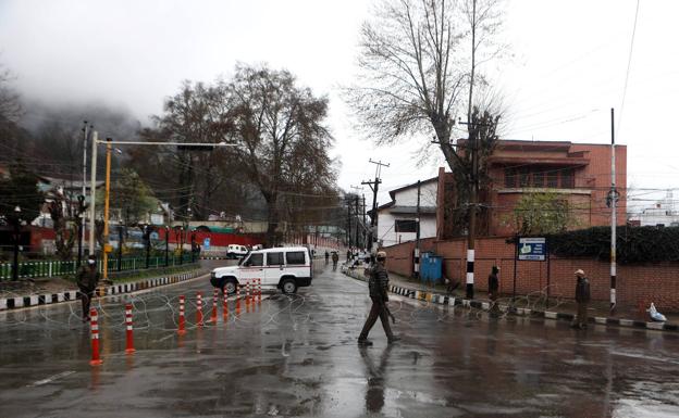 Control policial en Srinagar, capital de Cachemira (India).