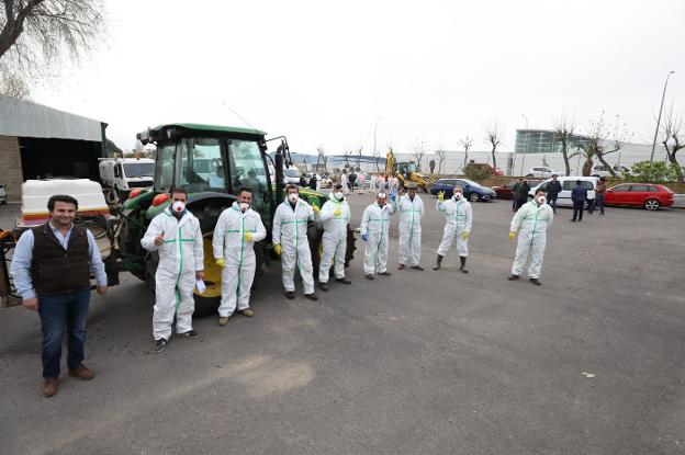 Los agricultores, ayer antes de subirse a los tractores. 