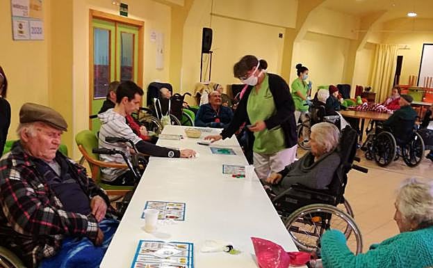 Sobremesa en el centro, con juegos. 