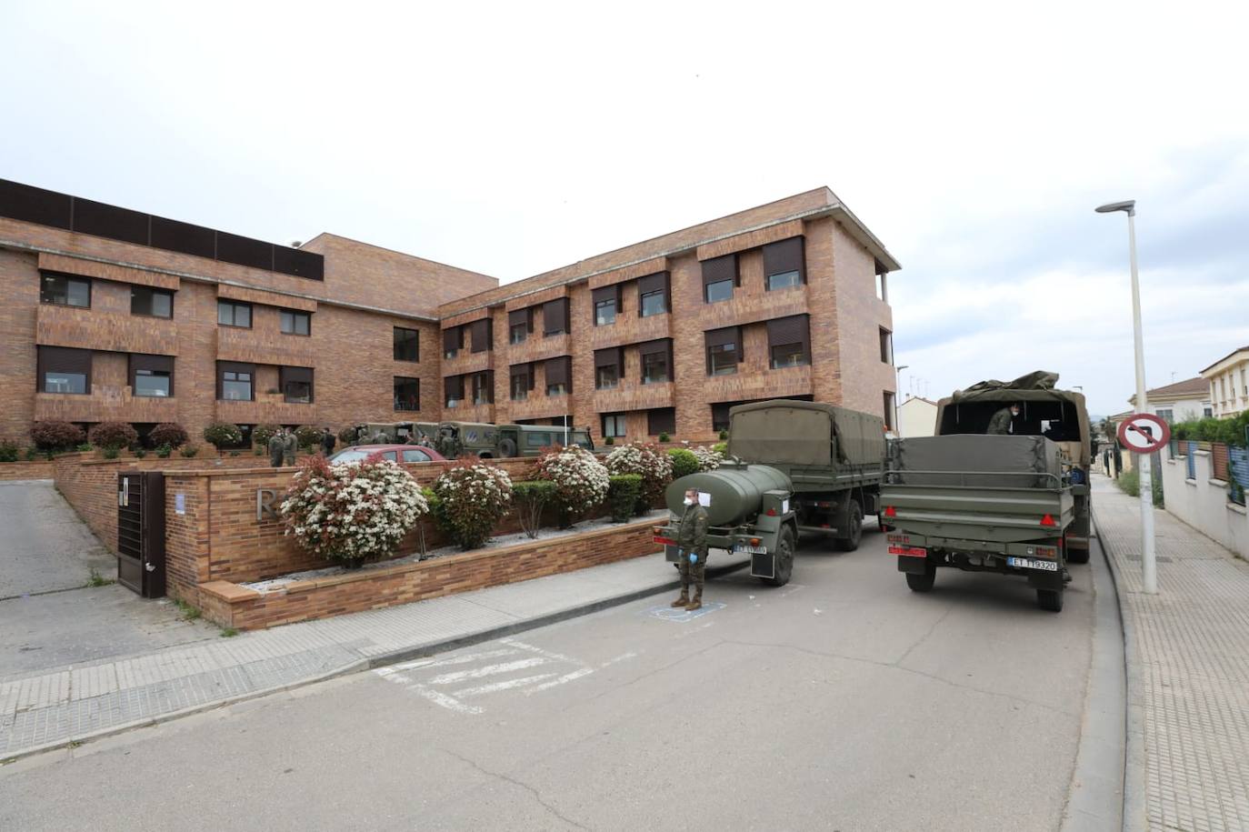 Fotos: La Brigada Extremadura XI desinfecta la residencia de mayores Rosalba de Mérida