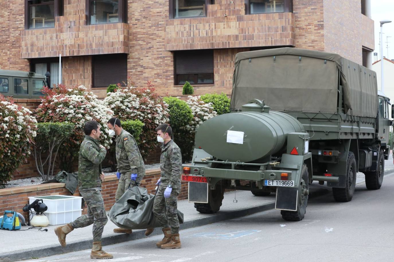 Fotos: La Brigada Extremadura XI desinfecta la residencia de mayores Rosalba de Mérida
