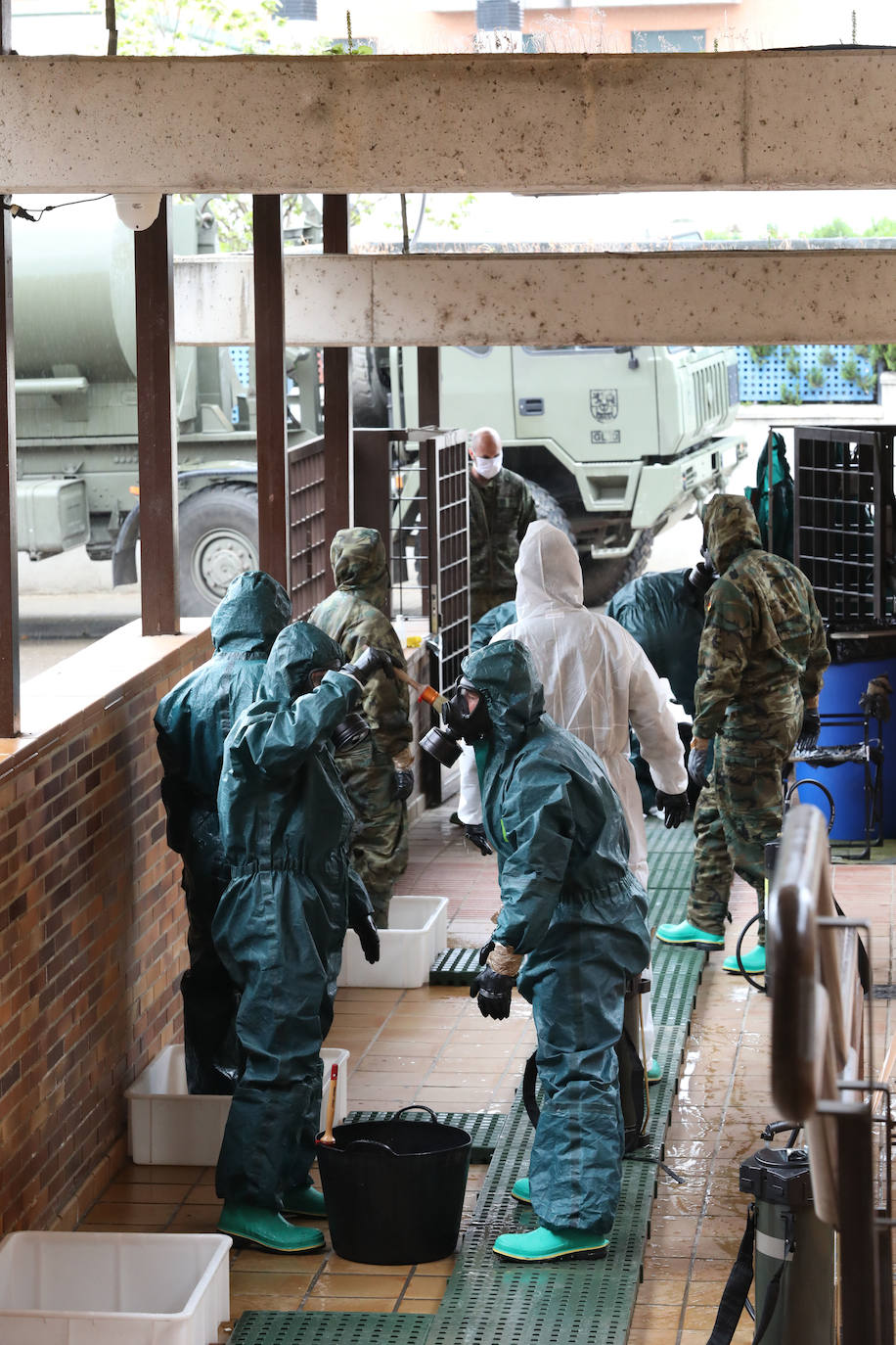 Fotos: La Brigada Extremadura XI desinfecta la residencia de mayores Rosalba de Mérida