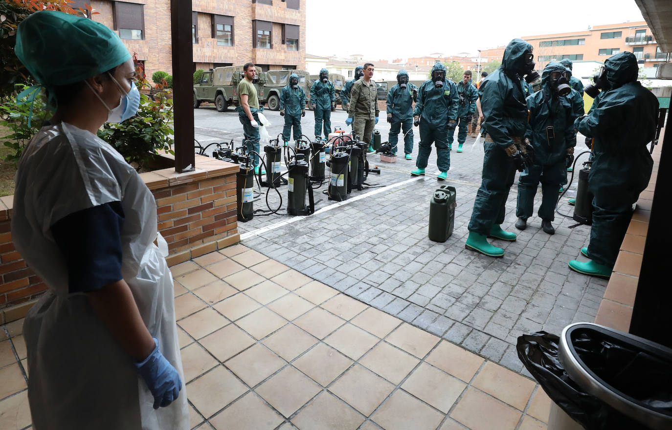 Fotos: La Brigada Extremadura XI desinfecta la residencia de mayores Rosalba de Mérida