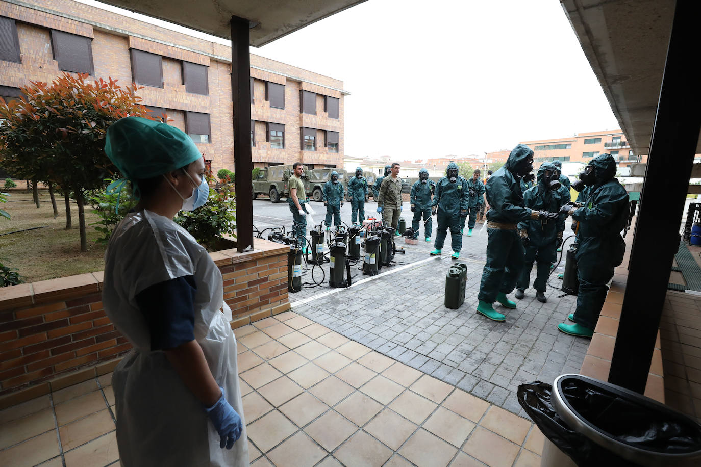 Fotos: La Brigada Extremadura XI desinfecta la residencia de mayores Rosalba de Mérida