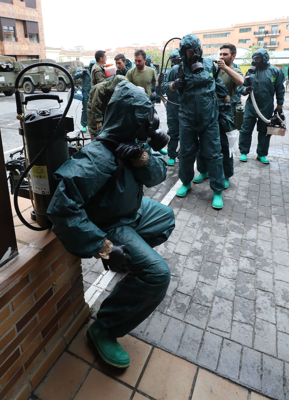 Fotos: La Brigada Extremadura XI desinfecta la residencia de mayores Rosalba de Mérida
