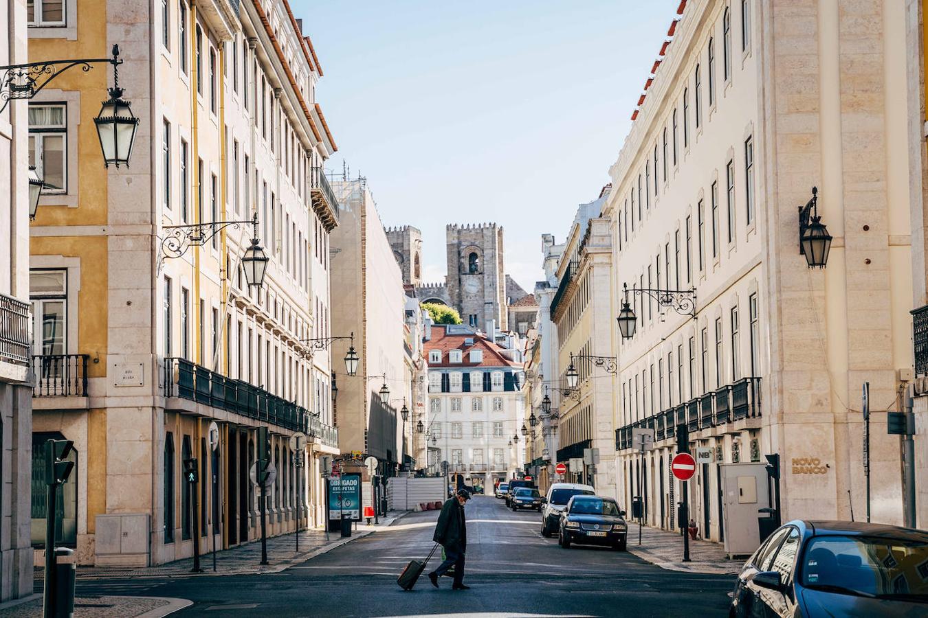 Lisboa: un anciano cruza una calle desierta durante el estado de emergencia en medio de restricciones a la vida pública para impedir la propagación del coronavirus.