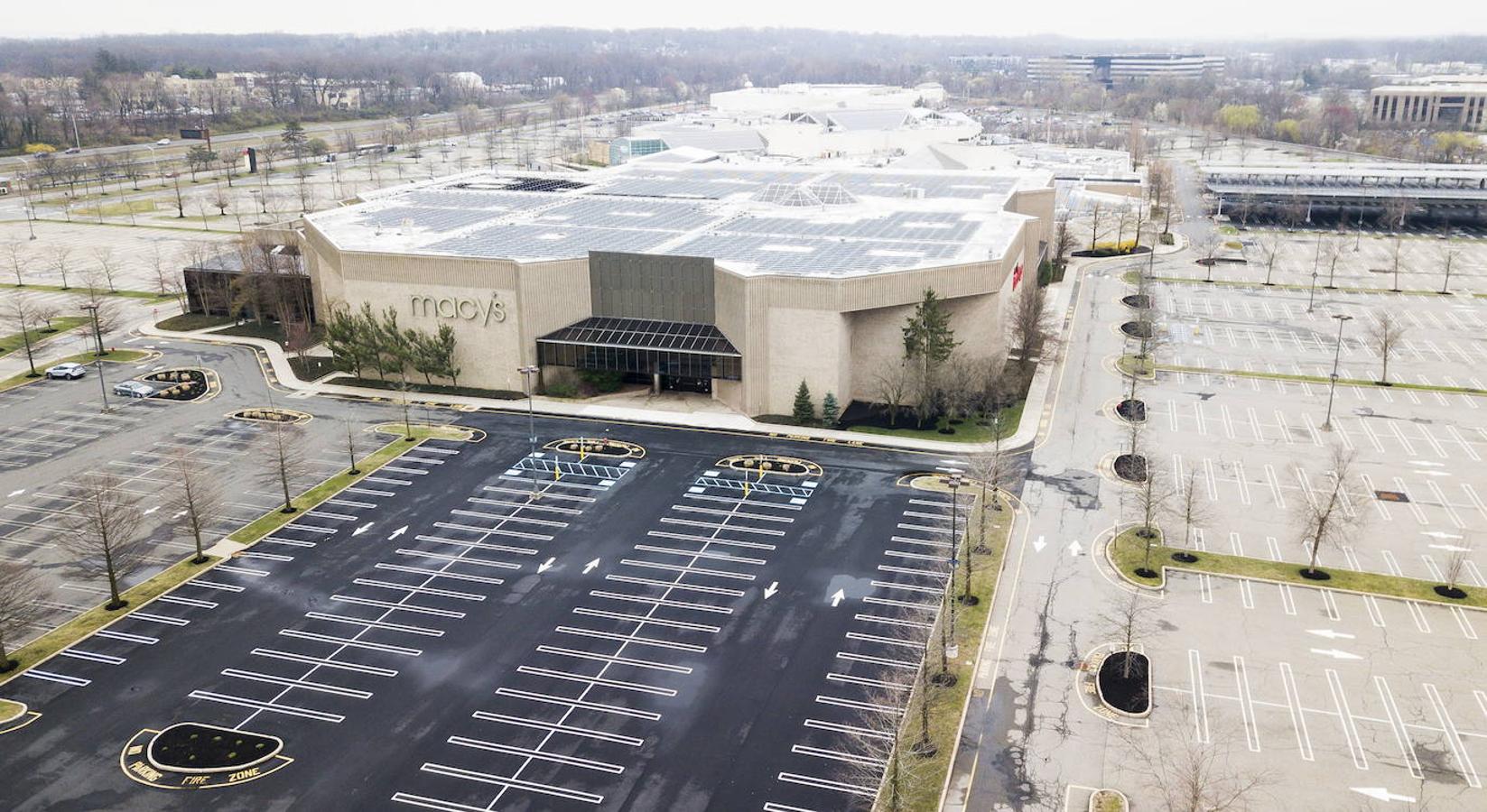 El parking vacío de los grandes almacenes Macy's, cerrado para ayudar a prevenir la propagación del coronavirus, en Paramus , Nueva Jersey