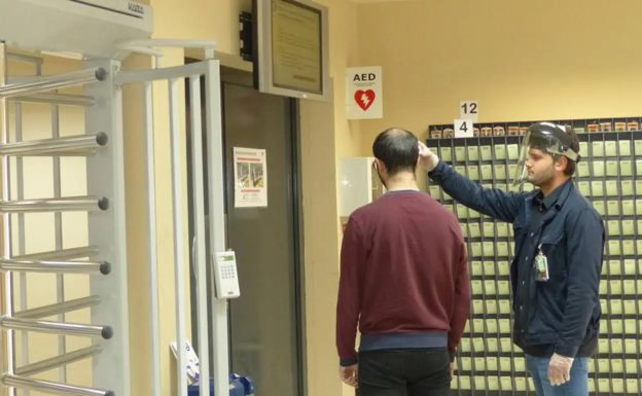 Toma de temperatura en la puerta de acceso a la central