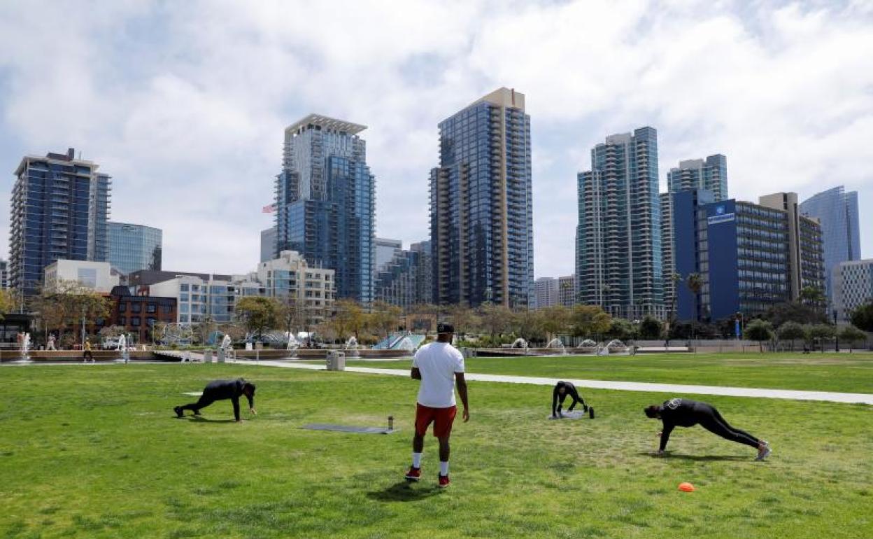 Un grupo de amigos hace deporte en San Diego, California 