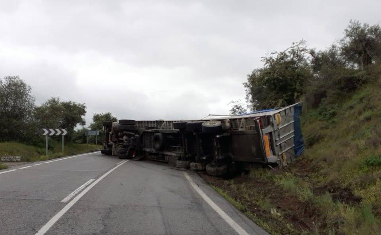 Camión volcado en la carretera, a la altura de Logrosán.