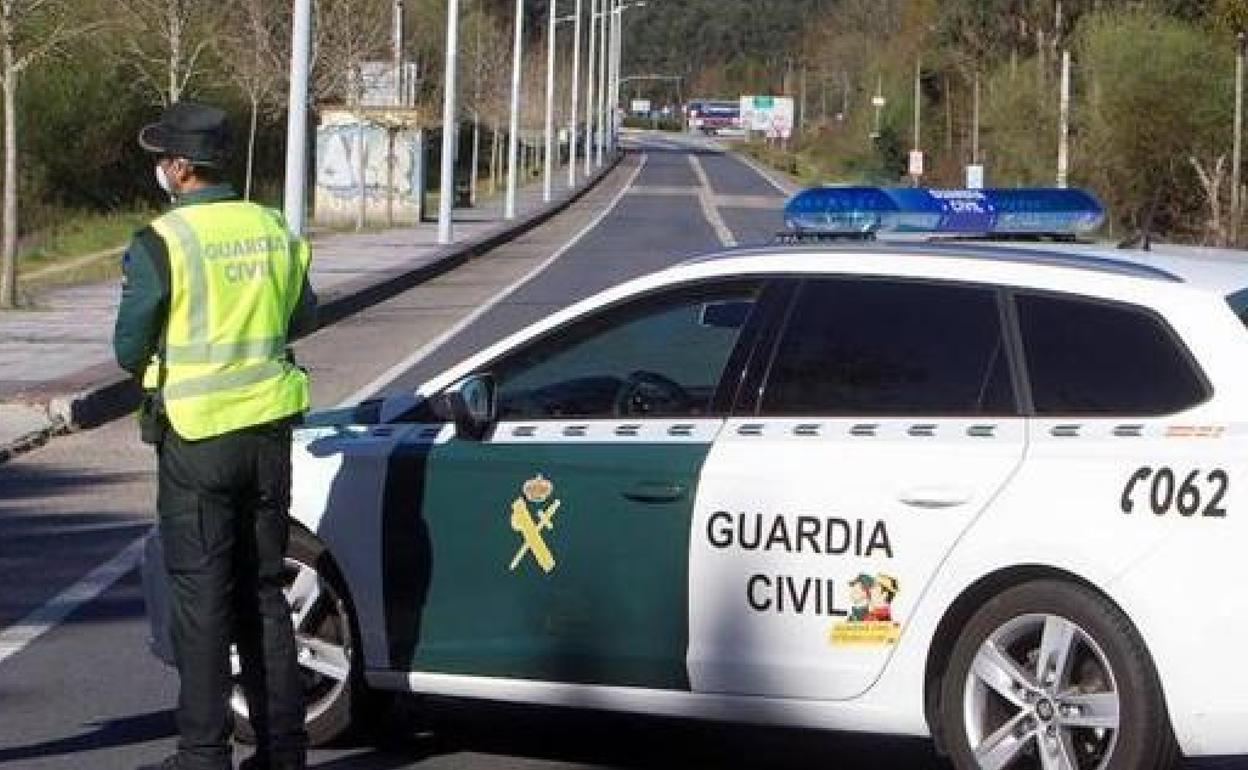 Imagen de archivo de una patrulla realizando un control de tráfico.