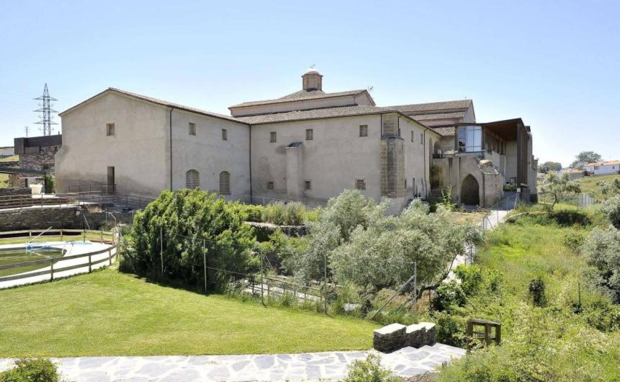 Hospedería de Valencia de Alcántara, donde están alojados veinte usuarios de la residencia de Santiago de Alcántara. 