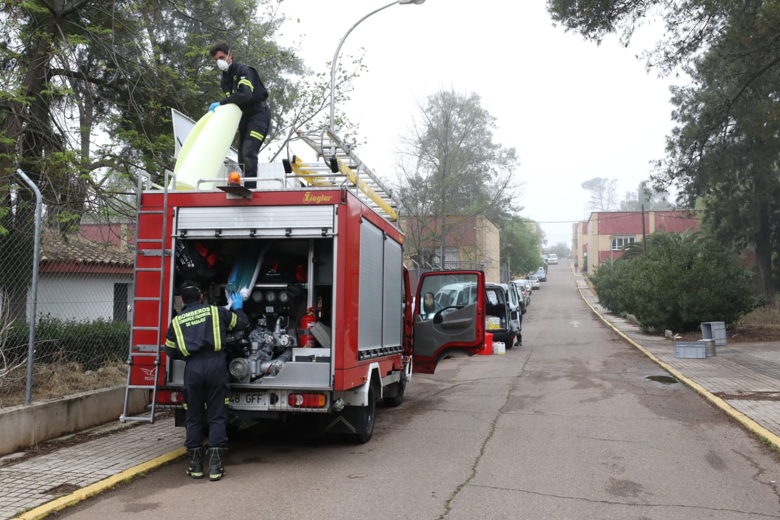 Bomberos de distintos parques de la provincia de Badajoz han acometido esta mañana la desinfección del centro sociosanitario de Mérida, afectado por un brote de Covid-19. Antes de realizar las labores, los efectivos desplazados han mantenido una reunión previa con la dirección del centro sociosanitario. Posteriormente han actudado en los distintos pabellones