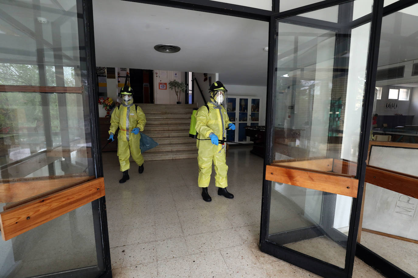 Bomberos de distintos parques de la provincia de Badajoz han acometido esta mañana la desinfección del centro sociosanitario de Mérida, afectado por un brote de Covid-19. Antes de realizar las labores, los efectivos desplazados han mantenido una reunión previa con la dirección del centro sociosanitario. Posteriormente han actudado en los distintos pabellones