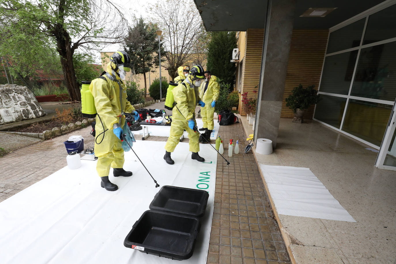 Bomberos de distintos parques de la provincia de Badajoz han acometido esta mañana la desinfección del centro sociosanitario de Mérida, afectado por un brote de Covid-19. Antes de realizar las labores, los efectivos desplazados han mantenido una reunión previa con la dirección del centro sociosanitario. Posteriormente han actudado en los distintos pabellones