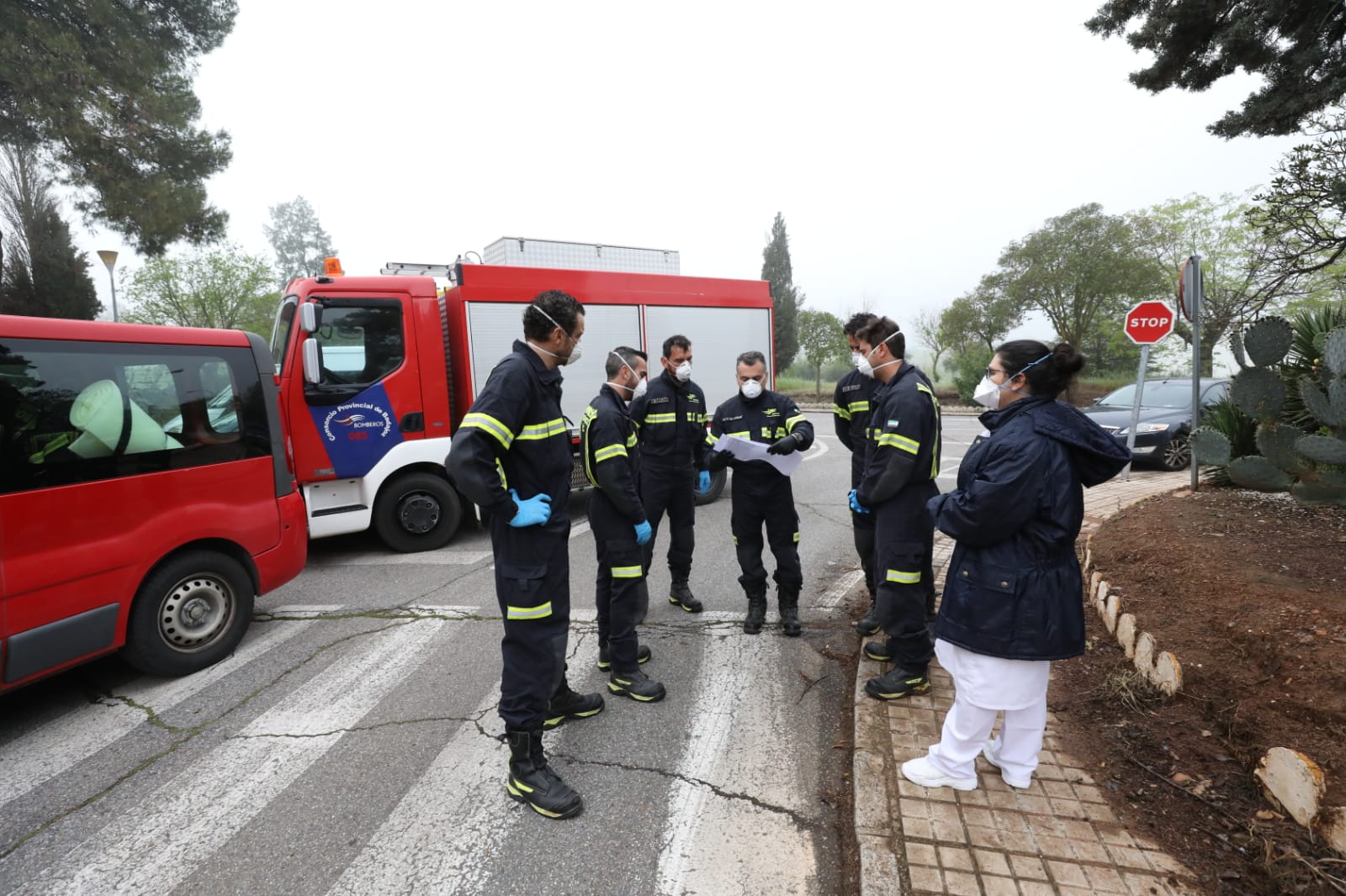 Bomberos de distintos parques de la provincia de Badajoz han acometido esta mañana la desinfección del centro sociosanitario de Mérida, afectado por un brote de Covid-19. Antes de realizar las labores, los efectivos desplazados han mantenido una reunión previa con la dirección del centro sociosanitario. Posteriormente han actudado en los distintos pabellones