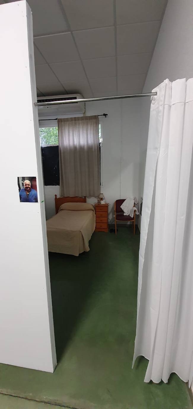 Fotos: El gimnasio municipal de Losar se convierte en residencia de mayores