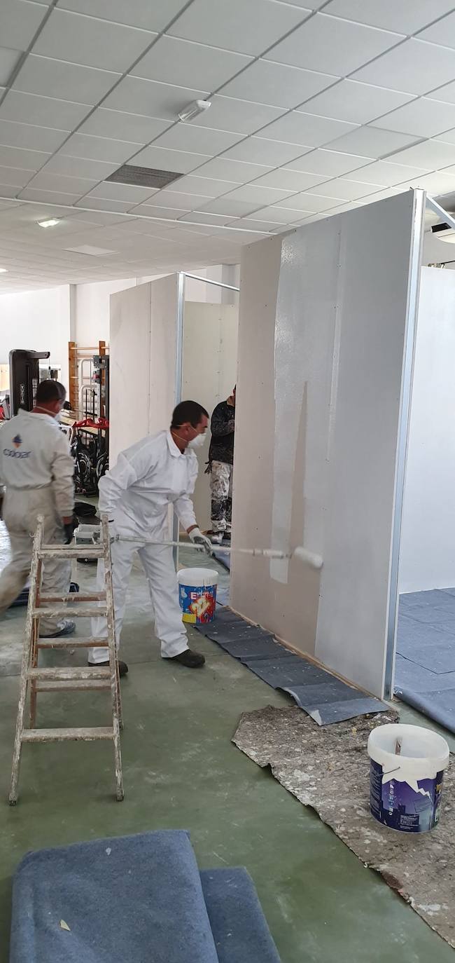 Fotos: El gimnasio municipal de Losar se convierte en residencia de mayores