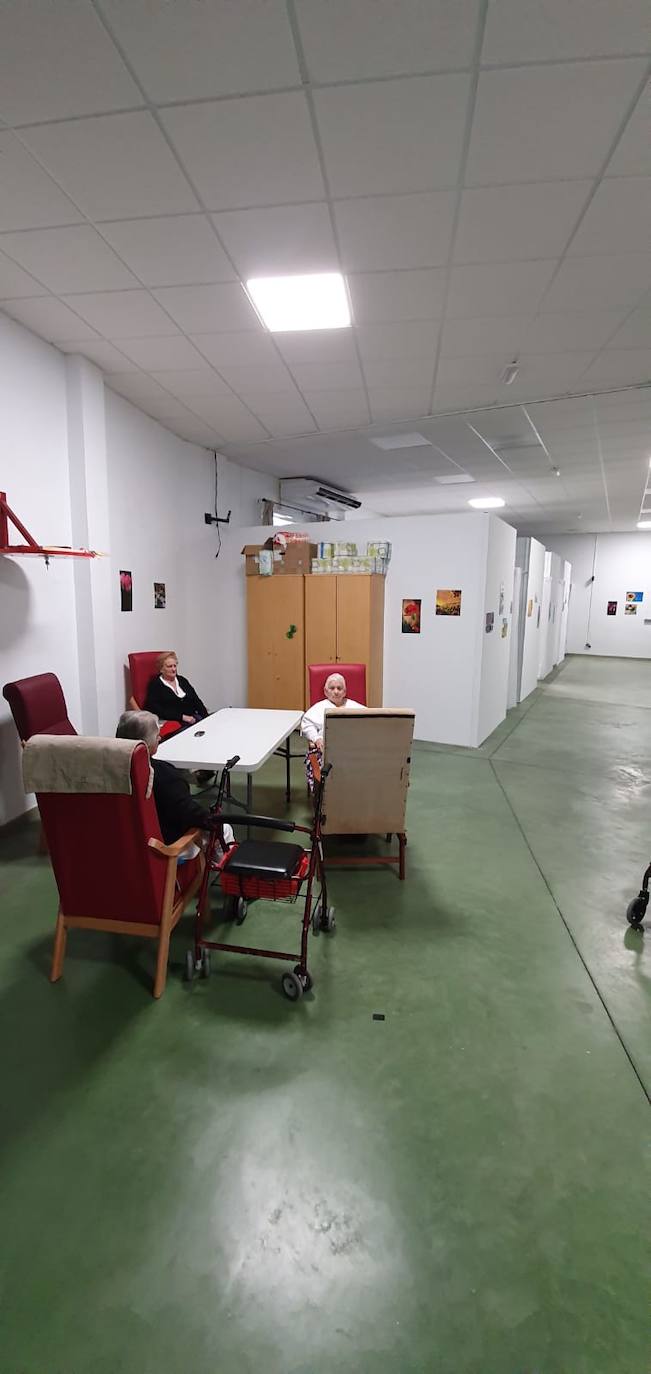 Fotos: El gimnasio municipal de Losar se convierte en residencia de mayores