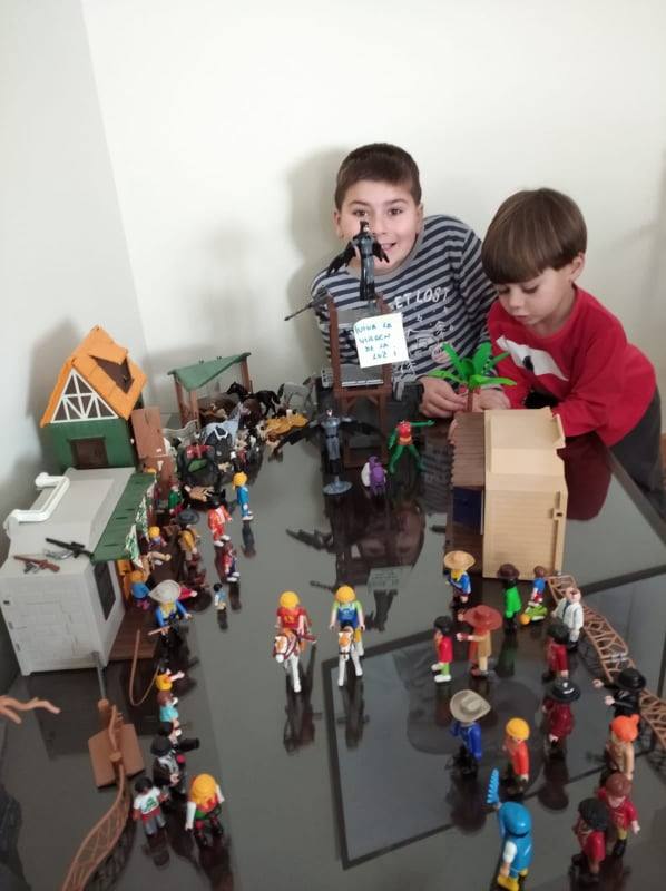 Fotos: Los vecinos de Arroyo celebran el Día de la Luz desde casa