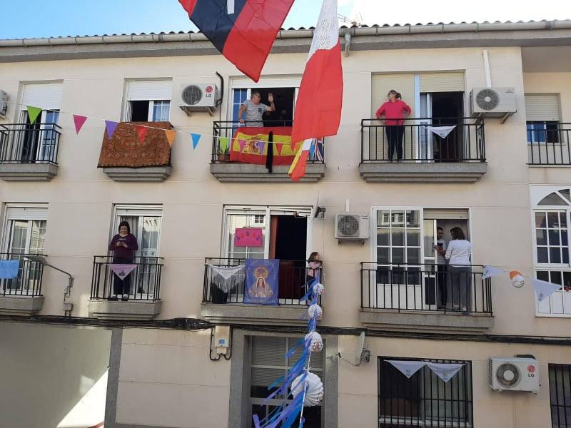 Fotos: Los vecinos de Arroyo celebran el Día de la Luz desde casa