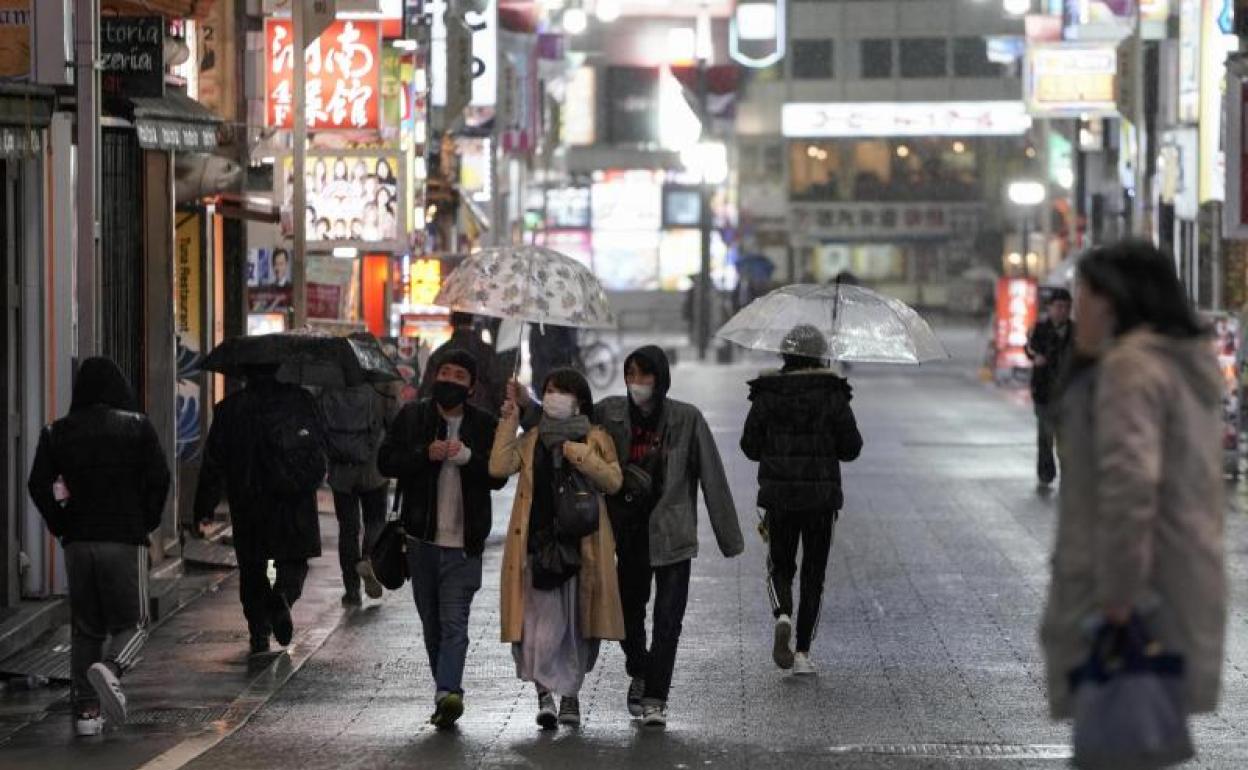 Varios ciudadanos japoneses en una de las calles otrora más concurridas de Tokio.