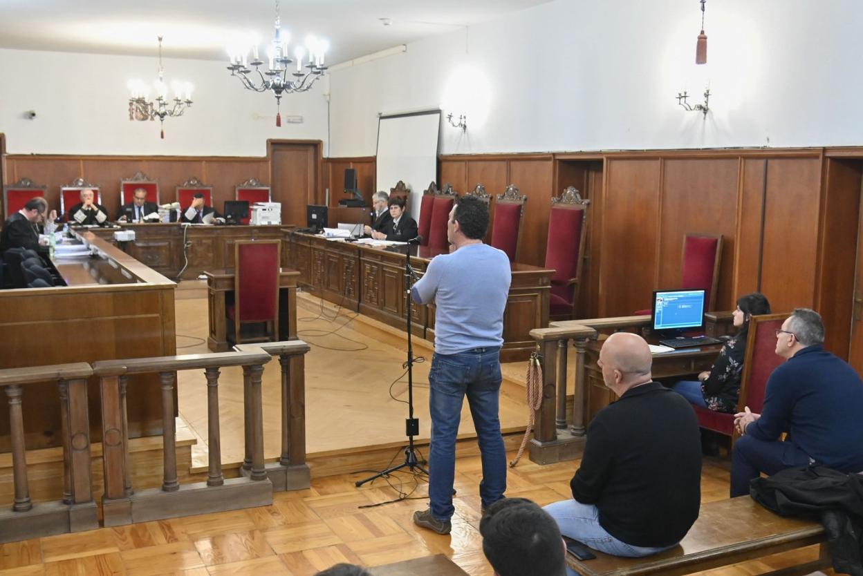 Diego M. R., en pie, junto con Raúl G. S. y Gabriel L. H. durante el juicio. 