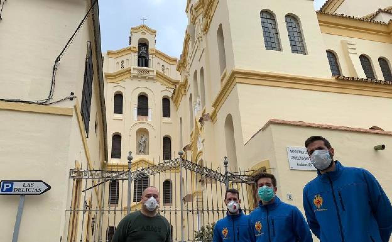 Voluntarios de la Cofradía del Prendimiento llevaron ayer un donativo a las monjas para ayudarlas ante la falta de ingresos que padecen.