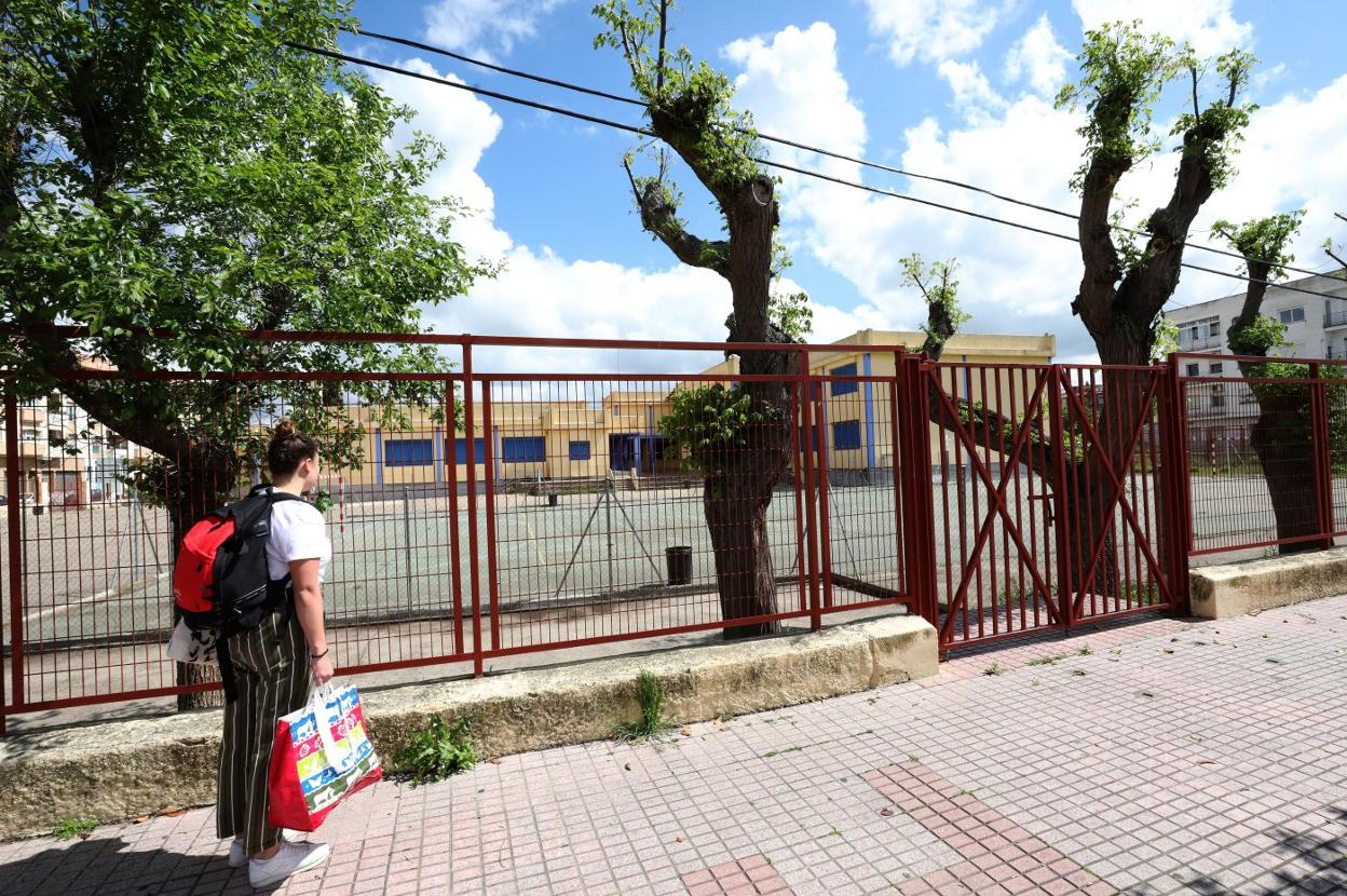 Una joven observa el patio vacío el colegio Octavio Augusto.