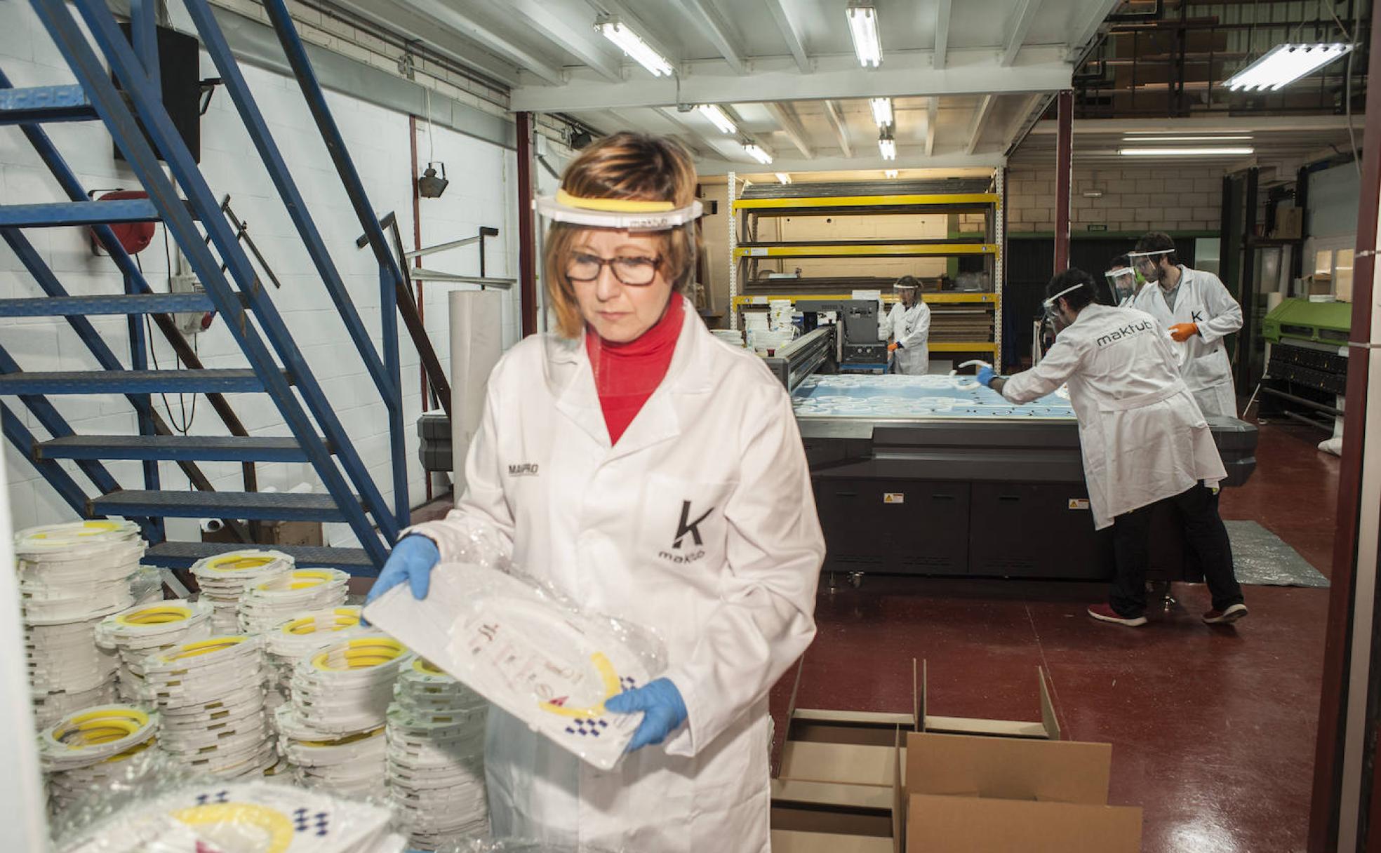 En la empresa Maktub, antes dedicada a la impresión digital ahora producen las máscaras Makpro. 