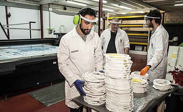 Con la maquinaria recién adquirida son capaces de producir 500 máscaras a la hora y tendrán que contratar máspersonal. 