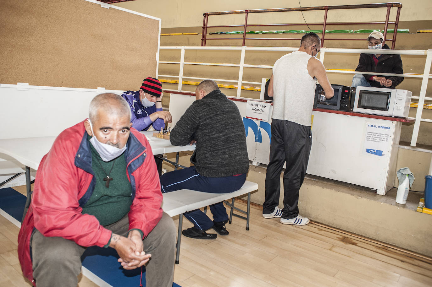 Fotos: Así viven 50personas en el polideportivo Las Palmeras en Badajoz